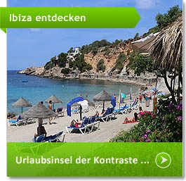 Badebucht auf Ibiza mit Sonnenschirmen