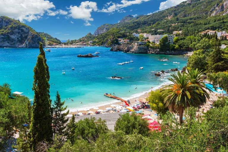 Blaues Wasser und Strand in einer Bucht auf Korfu