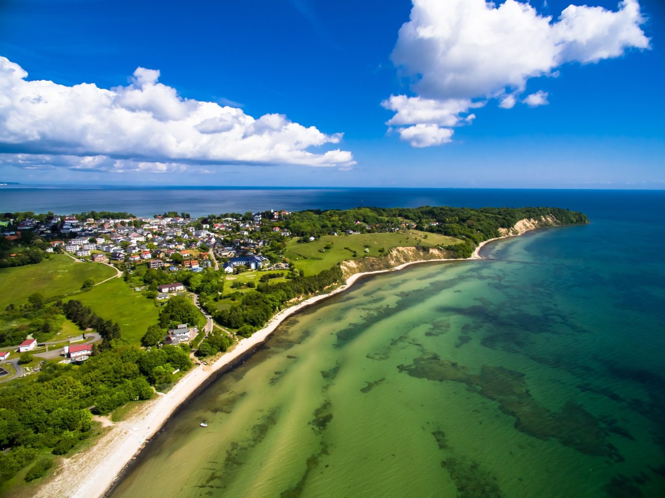 Ostseebad Göhren aus der Luft - Insel Rügen Luftbild vom Ostseebad Göhren mit Strand und Steilküste