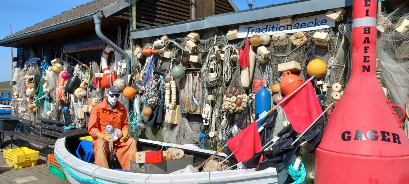 Gagar - Traditionsecke der Fischer im Hafen Fischernetze, Boje und Fischerboot im Hafen von Gagar in Mönchgut