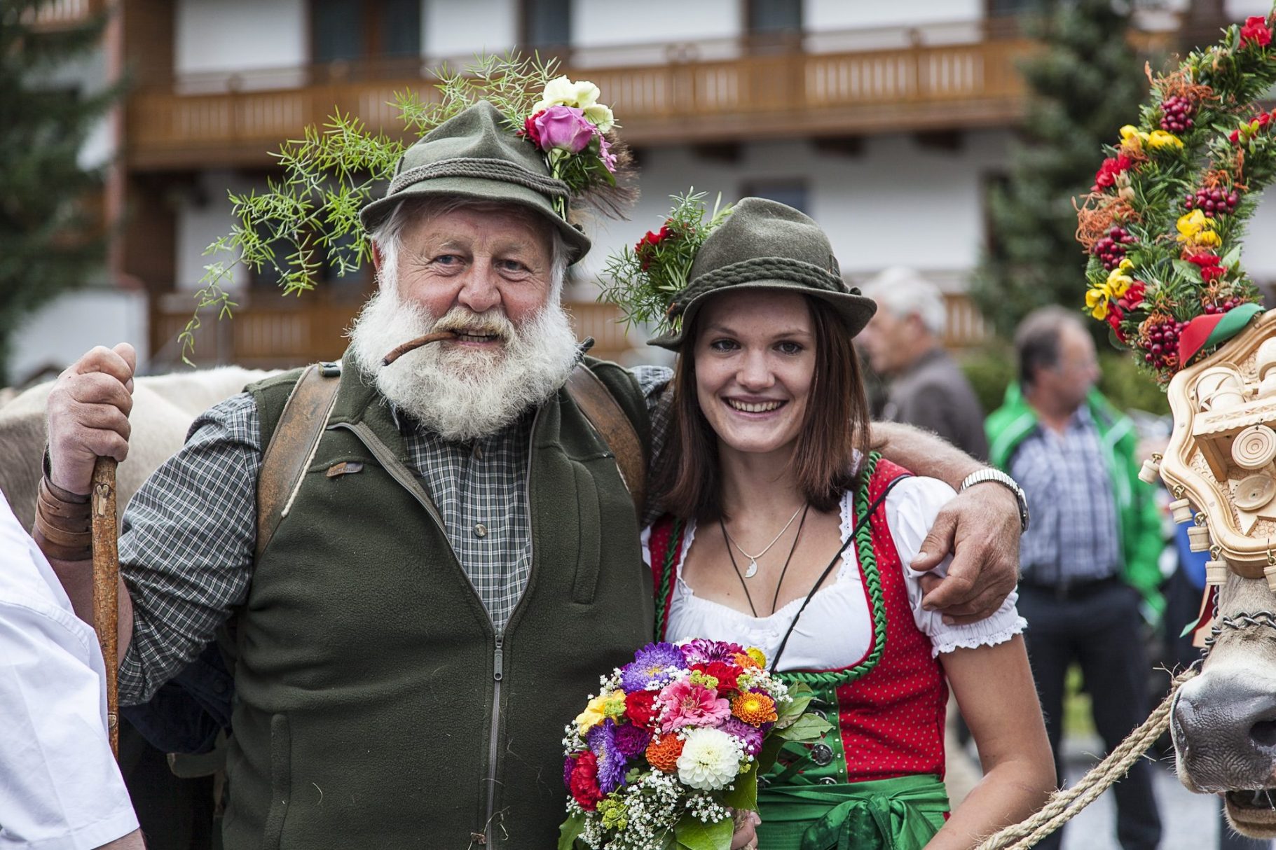 Bergurlaub in Österreich Urlaubsziele Frau und Mann in Tiroler Tracht
