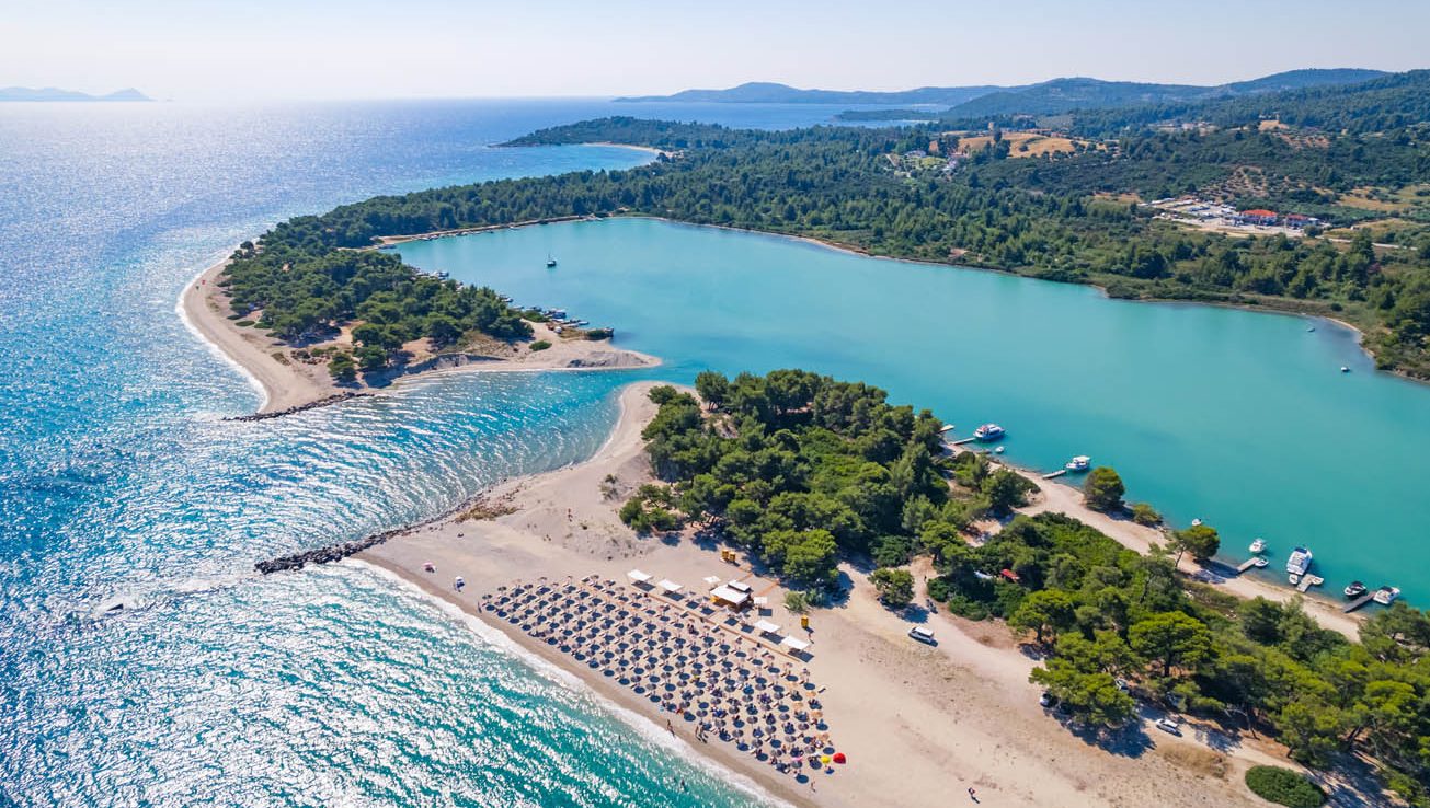 Bucht mit Hafen und Strand auf Kassandra