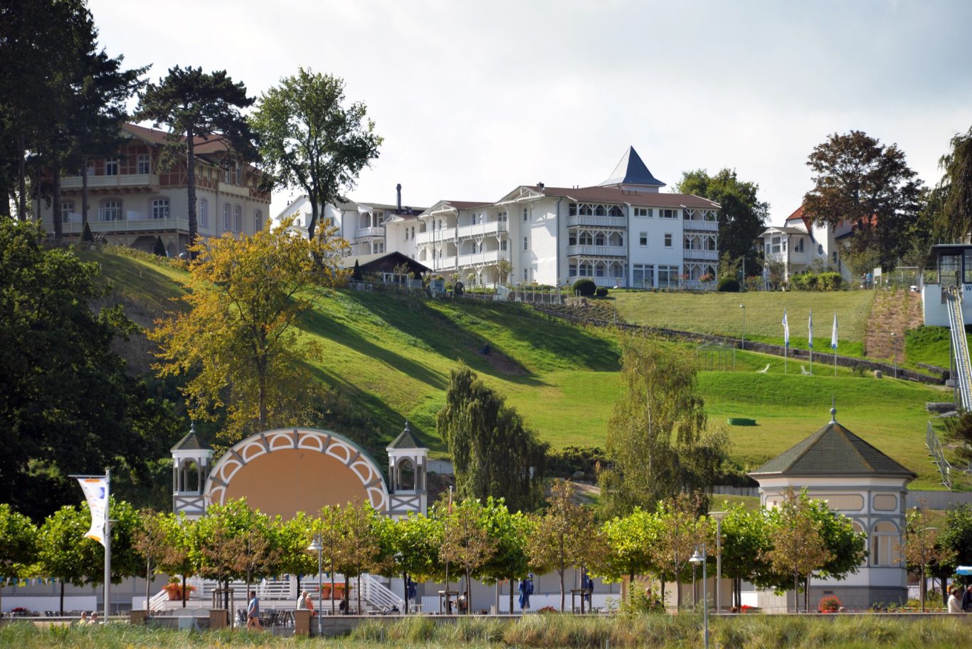 Kurpavillon und Bernsteinpromenade im Ostseebad Göhren Kurpavillon an der Promenade im Ostseebad Göhren auf Rügen
