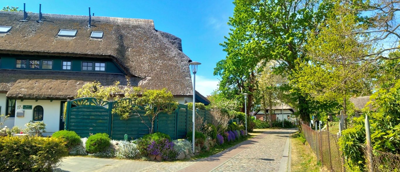 Mönchgut - Dorfstraße in Groß Zicker Reethaus an der Dorfstraße in Groß Zicker