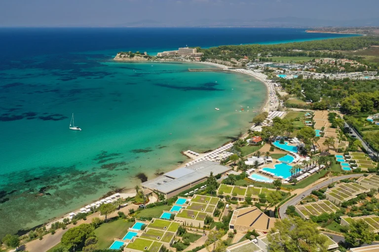 Bucht mit türkisfarbenem Wasser und Hotel in Sani