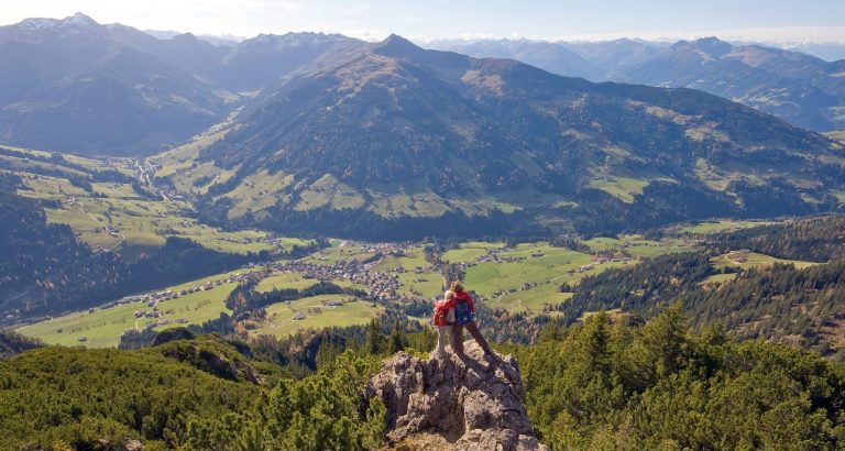 Wanderer sehen von der gratlspitze in das Alpbachtal auf Alpbach