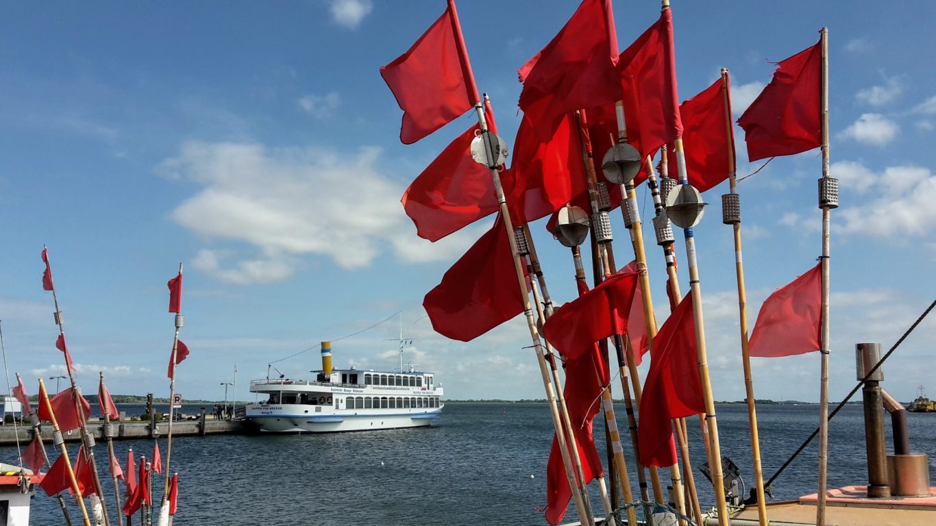 Rügen - Hiddensee Hafen in Vitte Fährschiff und rote Fahnen im Hafen von Vitte auf Hiddensse