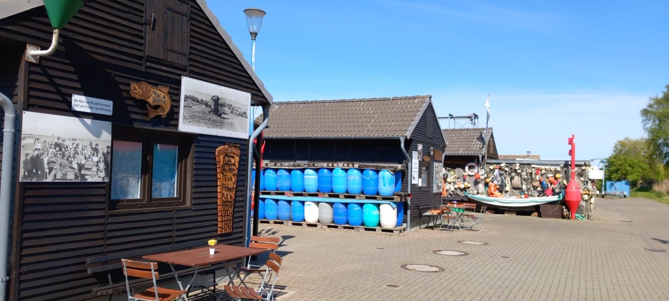 Mönchgut - Fischerhafen in Gagar Fischerhäuser mit alten Fotos und Fischerboot im Hafen von Gagar
