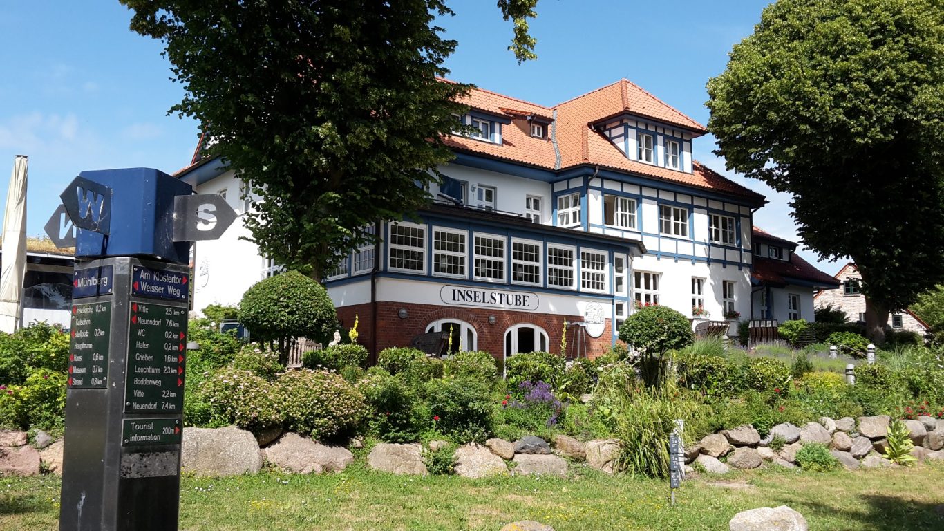 Rügen - Hiddensee Appartment Hotel Dornbusch in Kloster Appartment Haus Dornbusch und Wegweiser auf der insel Hiddensse