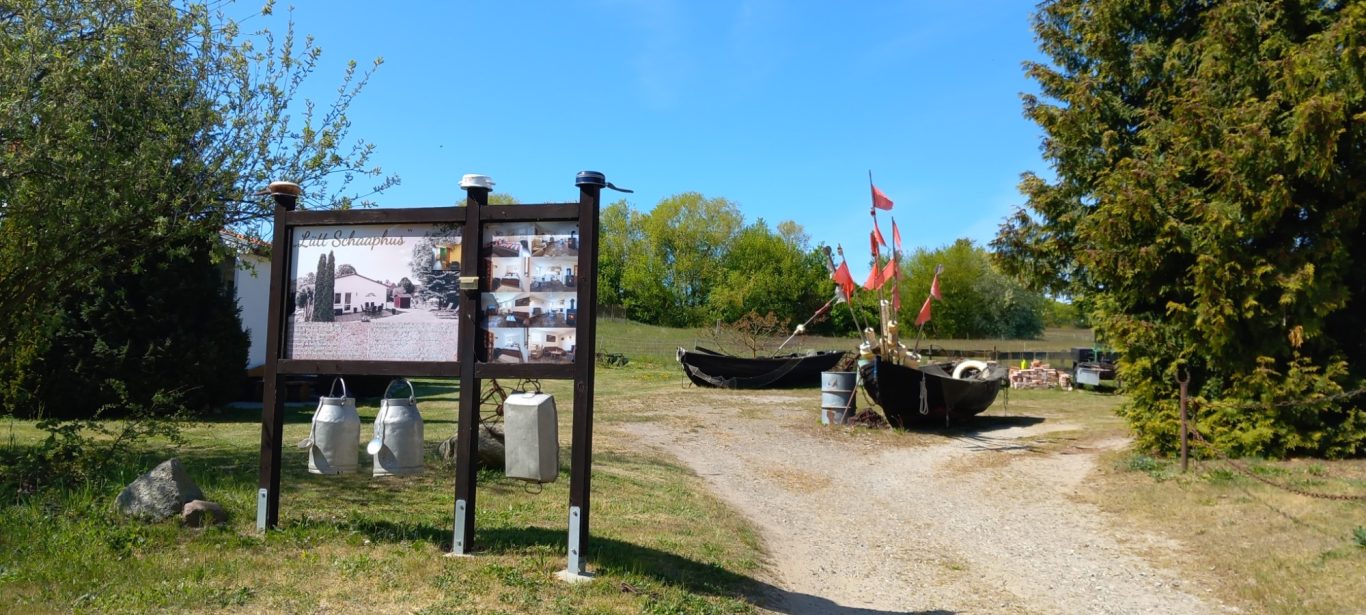 Groß Zicker - Fischerboote und uriges Ferienhausschild Straßenschild und Fischerboot in Groß Zicker