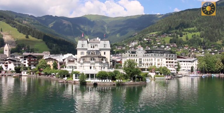 Blick auf Hotels in Zell am See an der Uferpromenade