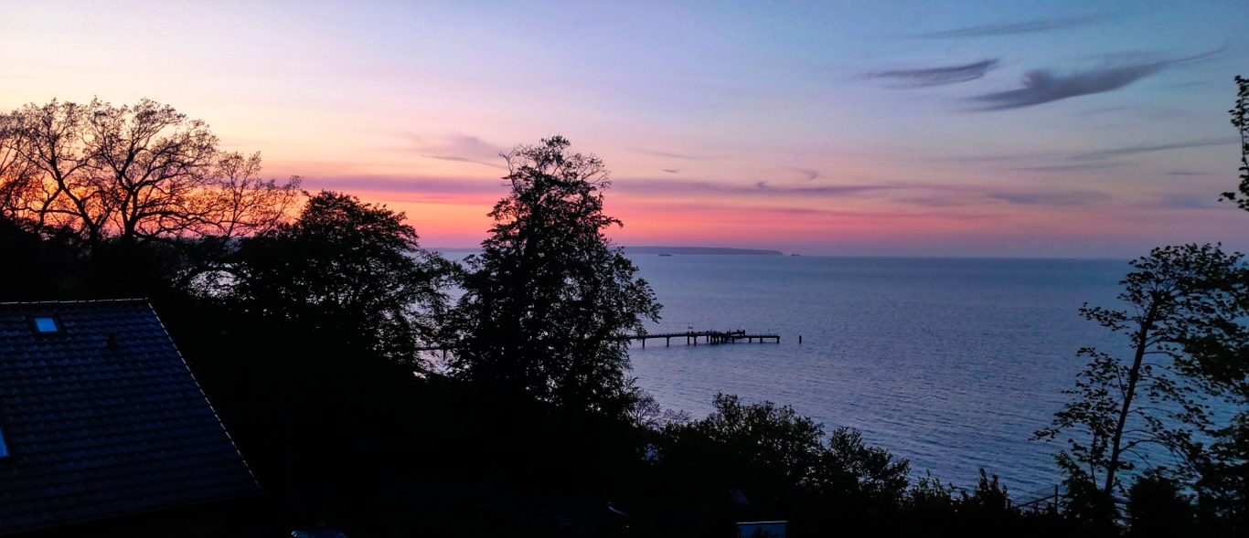 Sonnenuntergang über der Seebrücke im Ostseebad Göhren Roter Himmel zum Sonnenuntergang über der seebrücke in Göhren
