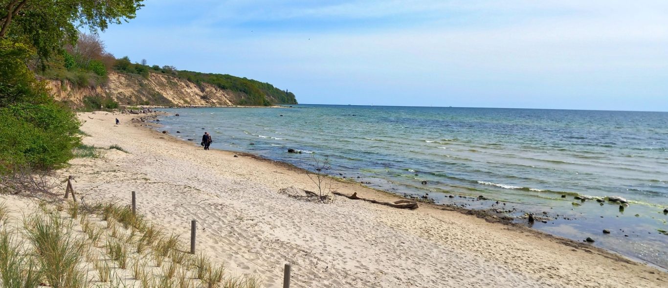 Ostseebad Göhren - Strandweg zur Schwedenbrücke Sandstrand an der Steilküste vor der Schwedenbrücke im Ostseebad Göhren