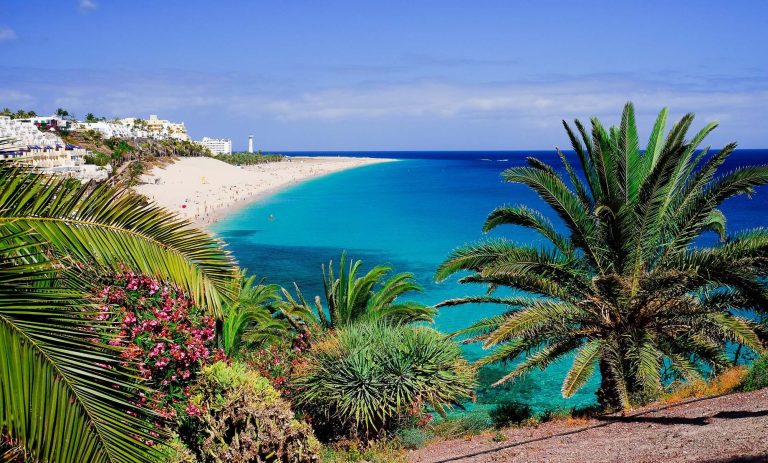 Blaues Wasser und Strand auf Fuerteventura