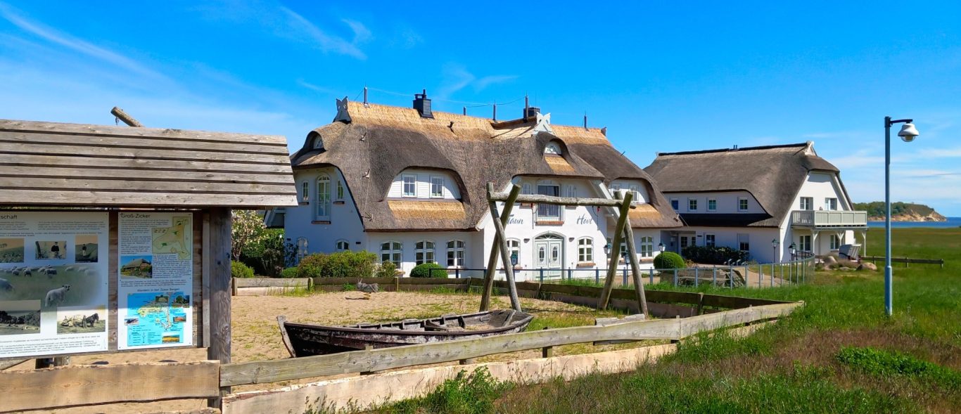 Groß Zicker - Reetdachhäuser "Taun Hövt" Ortstafel und Reetdachhäuser Taun Hövt in Groß Zicker
