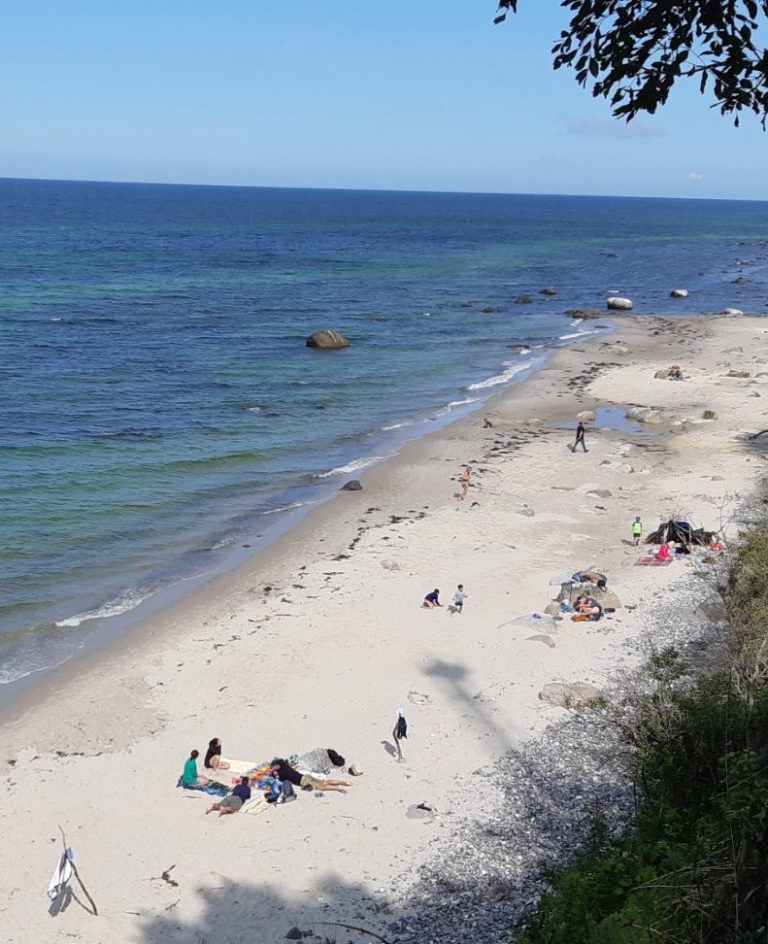 Urlauber am Strand Rügen mit Steilküste