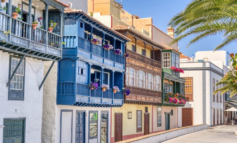 Bunte, historische Gebäude mit Balkonen und Blumenschmuck in einer Straße auf La Palma