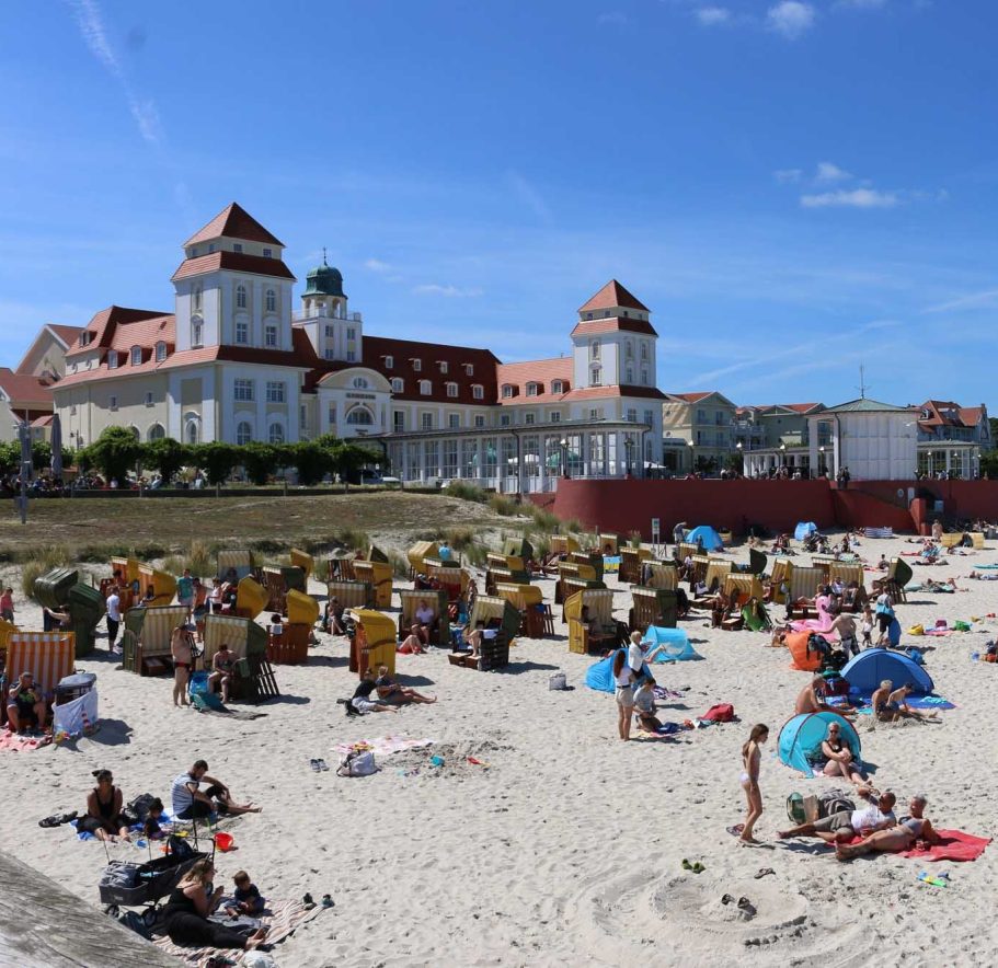Binz Kurhaus und Strand Urlauber am Strand vor dem Kurhaus in Binz