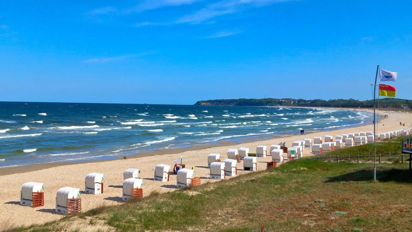 Strand in Sellin für Urlaub auf Rügen Strandkörbe am Sandstrand auf der Insel Rügen