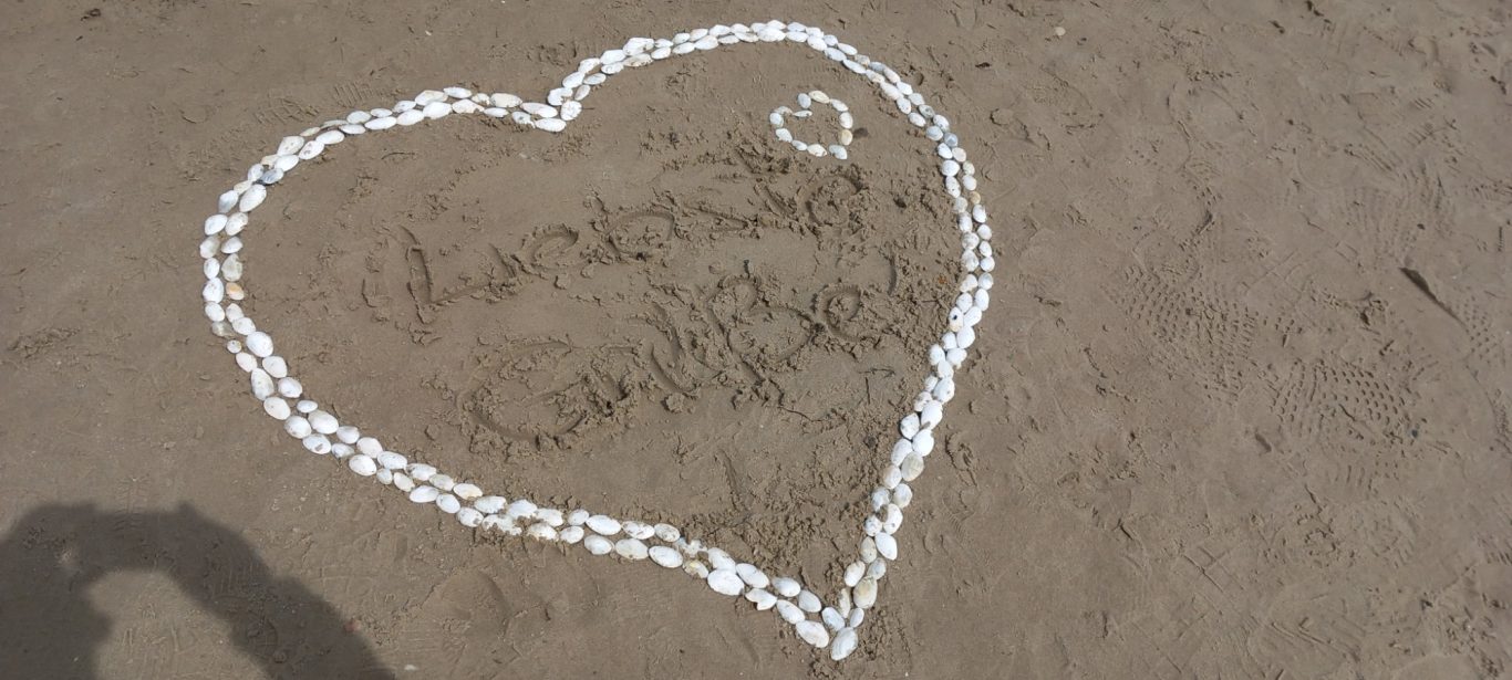 Muschelherz am Strand von Göhren Herz aus muscheln mit Schrift Liebe Grüße aus Göhren