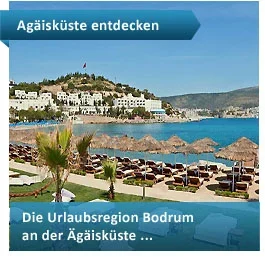 Strand mit Sonnenliegen in Bodrum in der Türkei