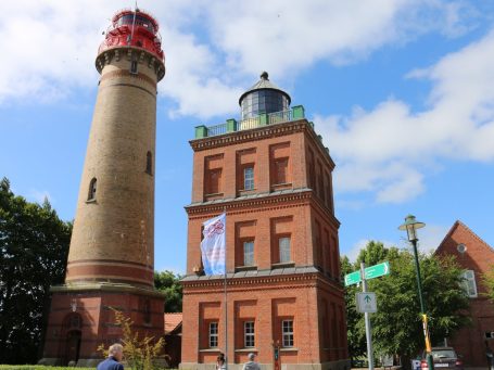 Zwei historische Leuchttürme aus Backstein