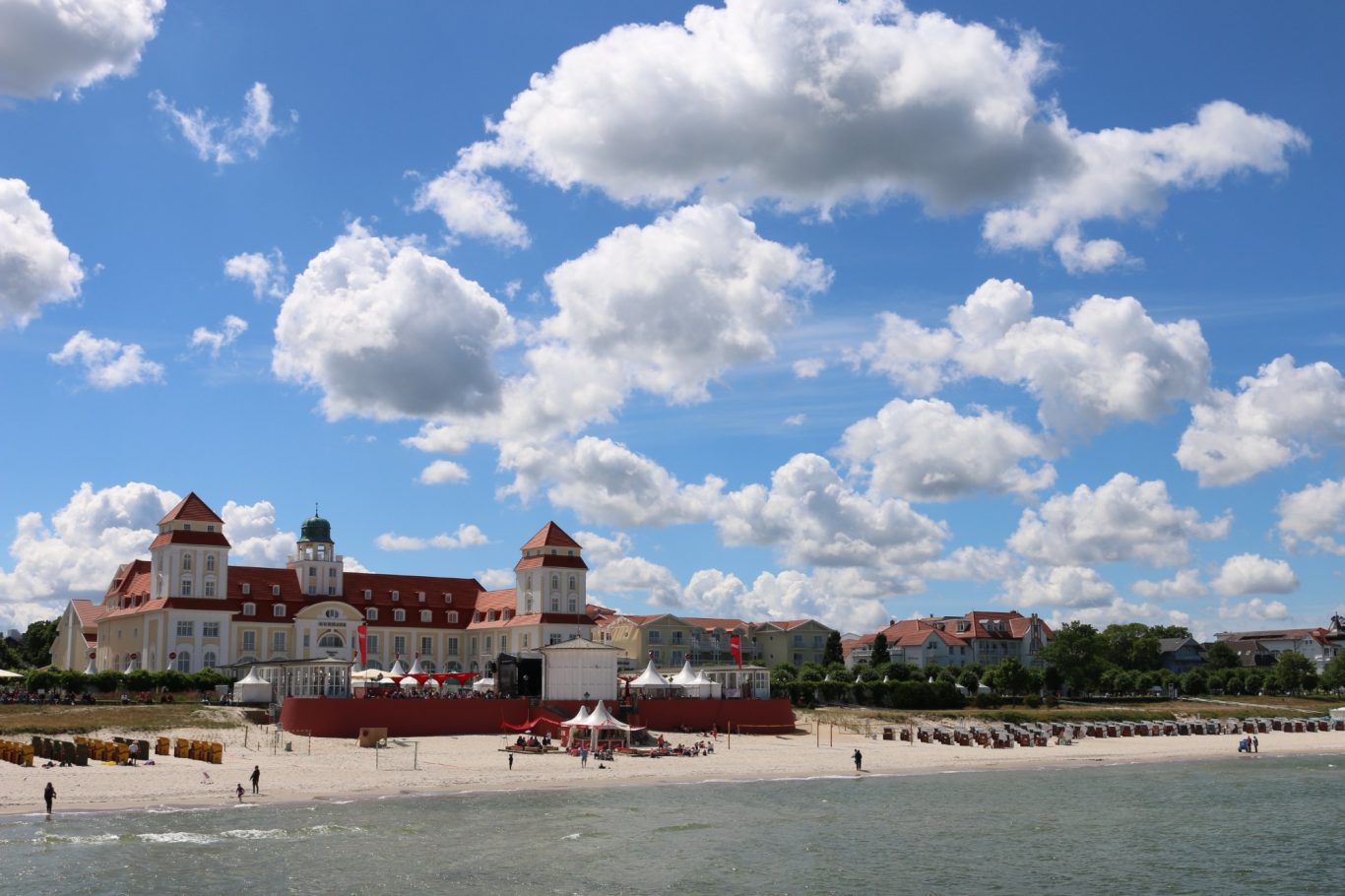 Rügen - Wolkenmeer über Binz Wolken über dem Kurhaus und strand von Binz auf Rügen