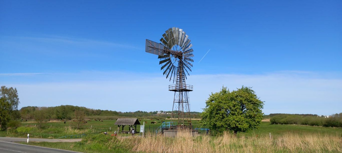 Mönchgut - Windschöpfwerk Lobbe bei Göhren Windschöpfwerk mit Windrad in Lobbe mit Blick auf Göhren