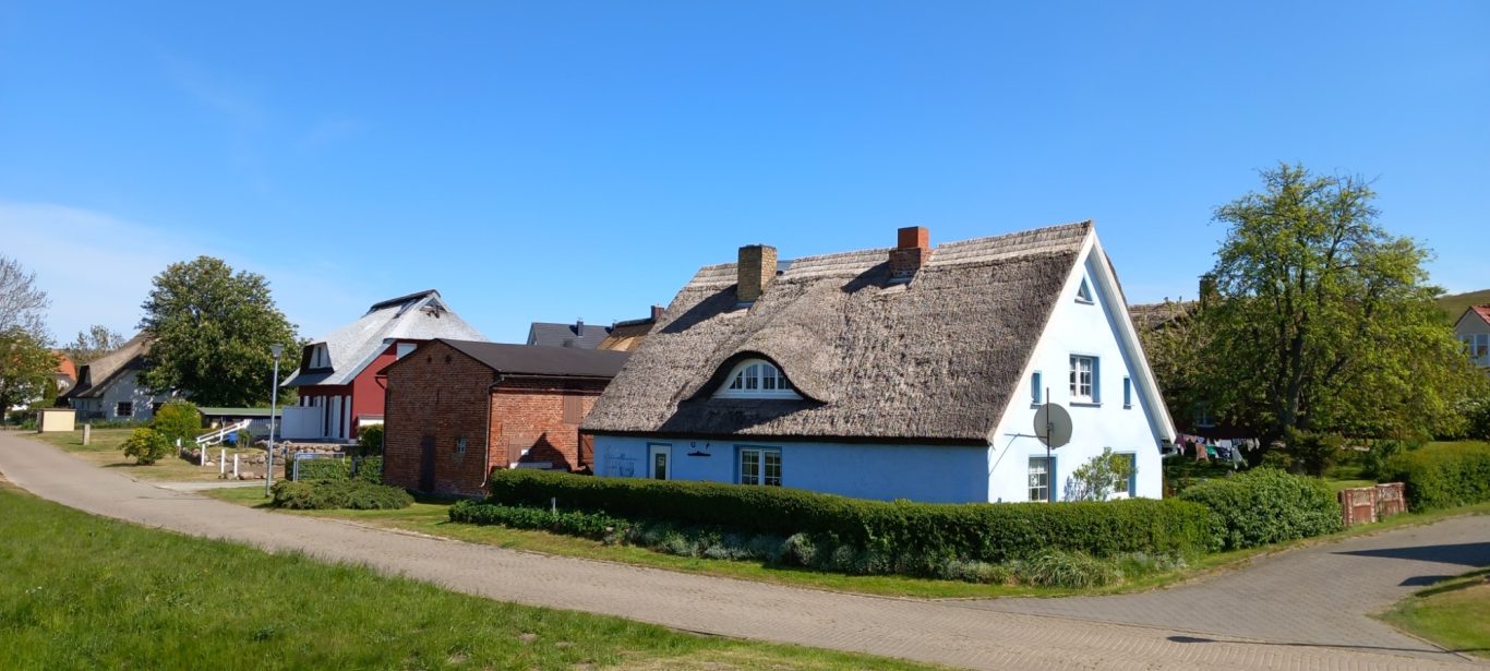 Mönchgut - Ortsbild in Gagar Reethaus im Ort Gagar in Mönchgut