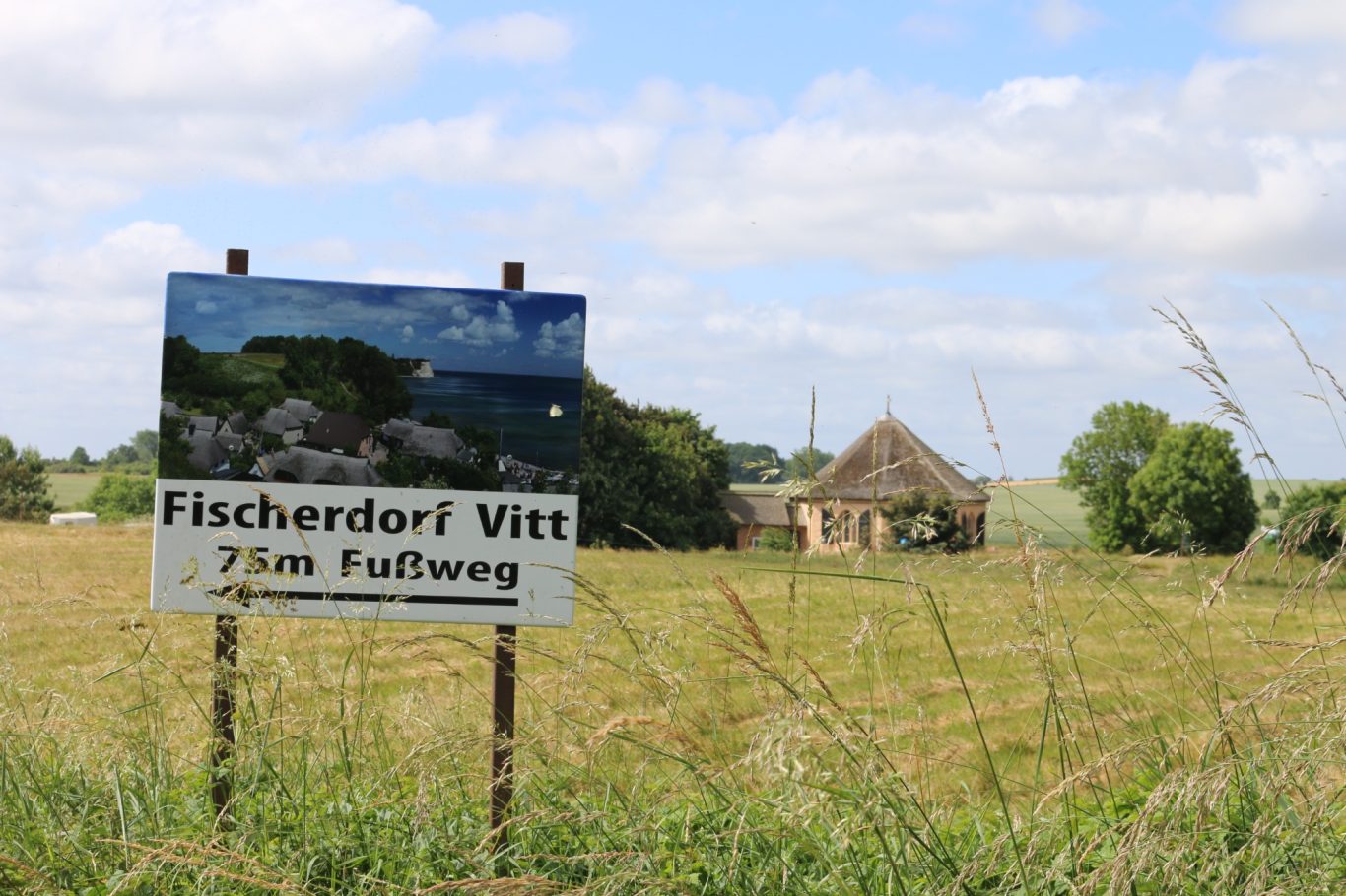 Rügen - Eingang zum Fischerdorf Vitt Wegweiser zum Fischerdorf Vitt auf Rügen