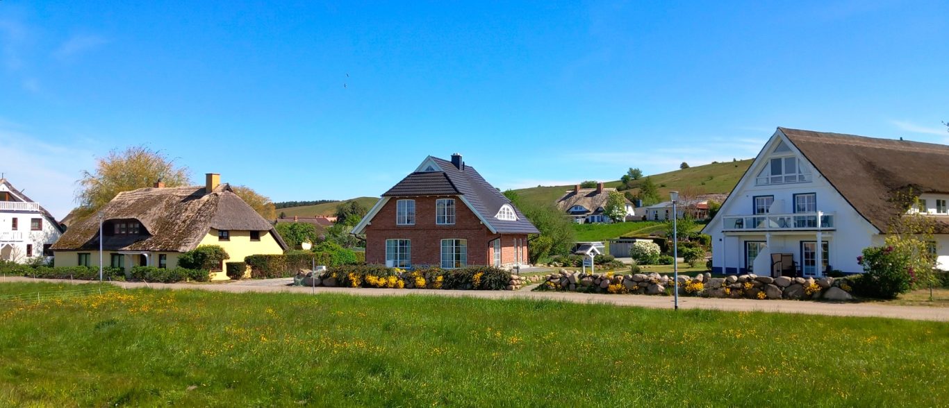 Ostseebad Mönchgut - moderne und historische Häuser in Gagar Alte und neue Ferienhäuser im Ort Gagar in Mönchgut auf Rügen