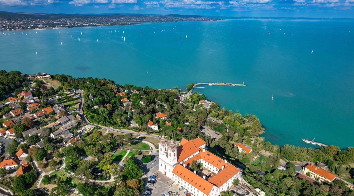 Urlaub in Tihany am Balaton Blick auf Abtei von Tihany und Nordküste vom Balaton