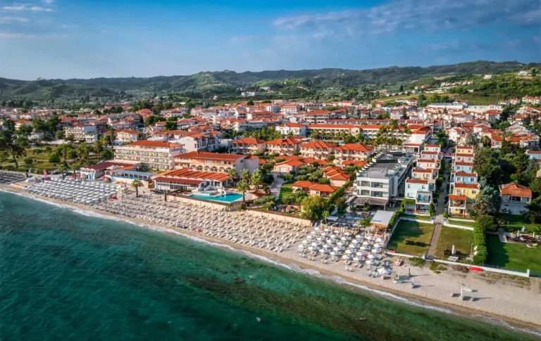 Blick von oben auf Badeort Hanioti Chalkidiki