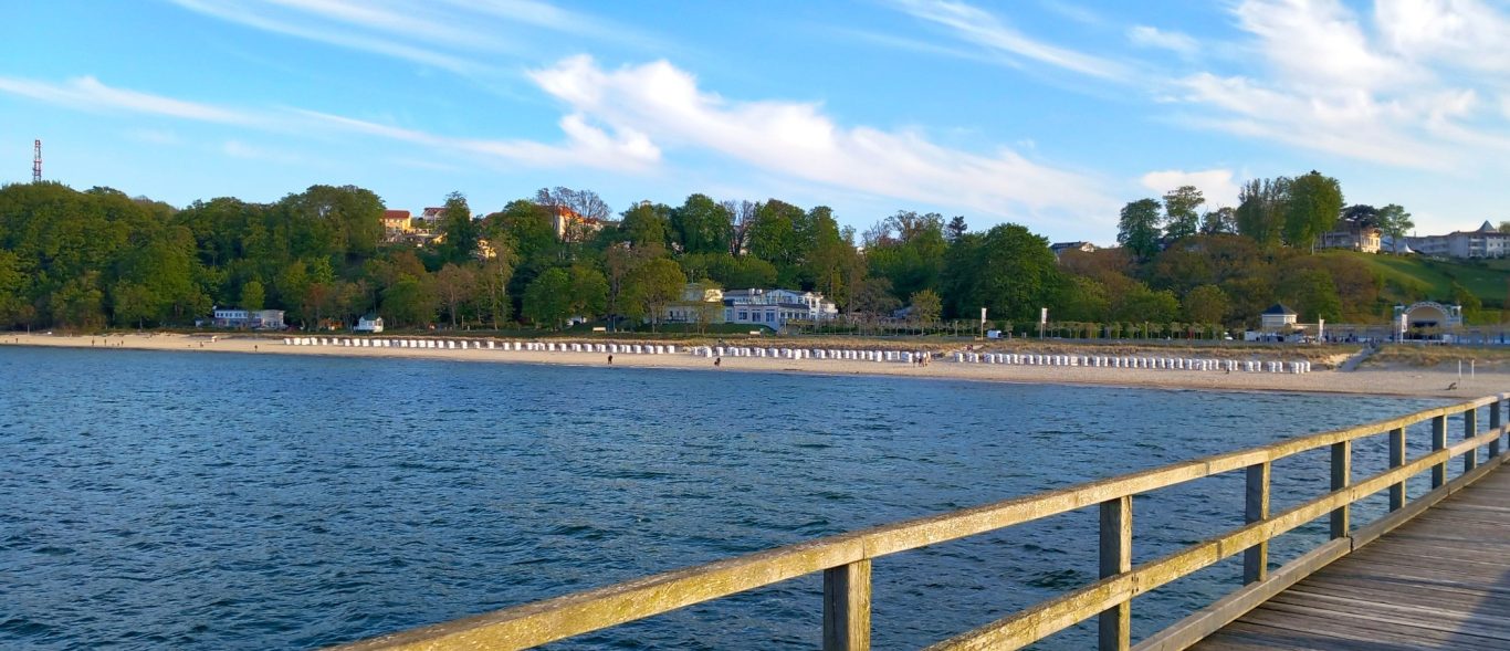 Ostseebad Göhren - Nordstrand von der Seebrücke Nordstrand mit Strandkörben im Ostseebad Göhren