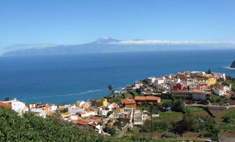 Blick auf den Küstenort Agulo mit Blick auf das Meer und den Teide im Hintergrund.