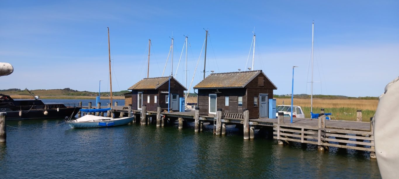Hafen in Gagar - Bootshäuser Holzhäuschen und Boot am Hafen von Gagar in Mönchgut