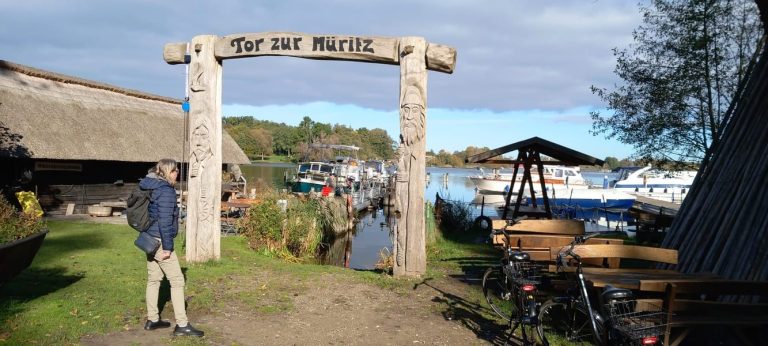 Holztor mit Fischermotiven an der Müritz