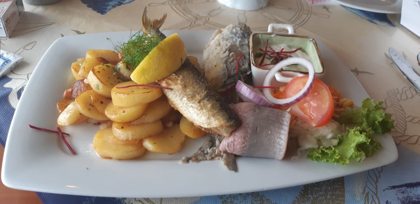 Rügen - inseltypische Heringsvariation Teller mit Brathering und Matjes und Bratkartoffeln