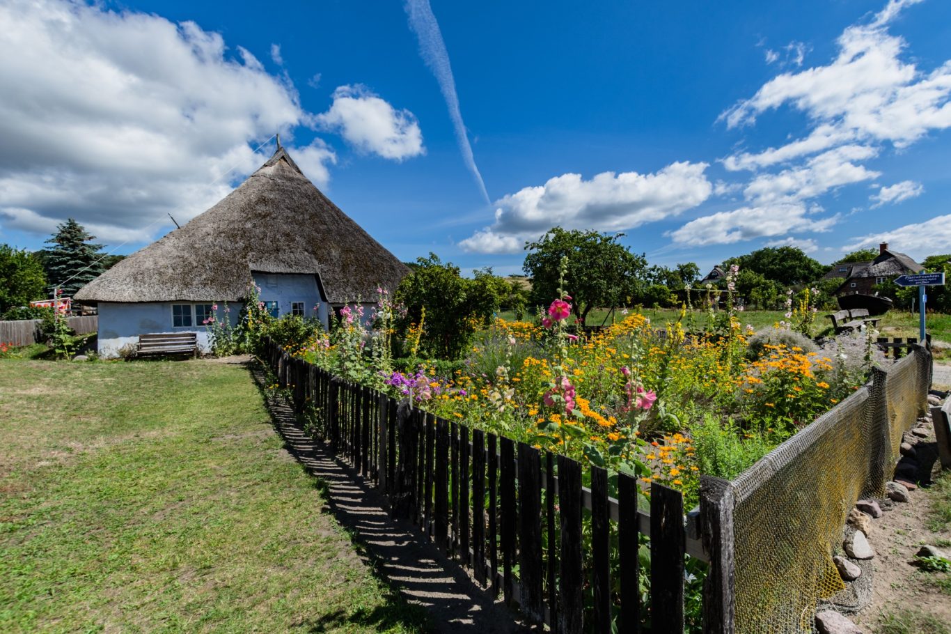 Groß Zicker - Pfarrwitwenhaus von 1720 mit Bauerngarten Historisches Pfarrwitwenhaus mit bunten Blumen im Bauerngarten in Groß Zicker