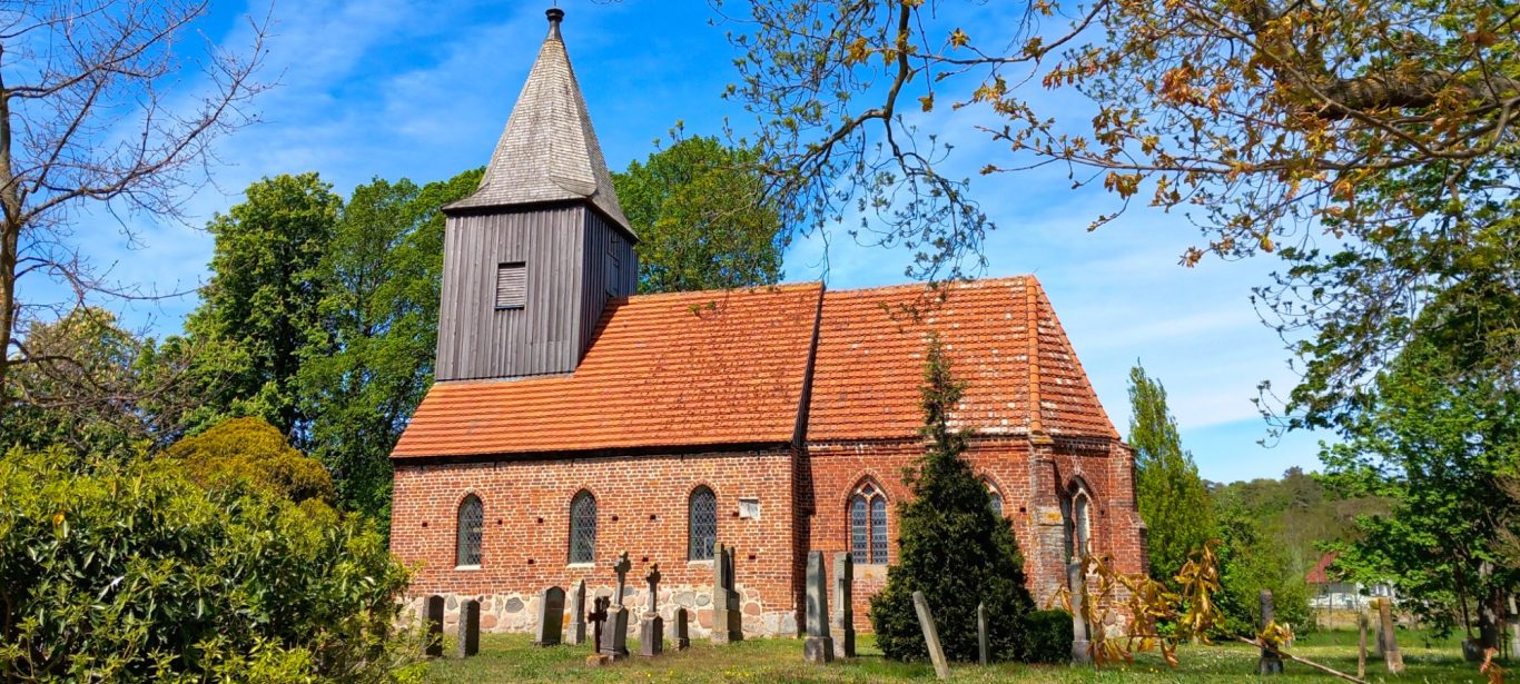 Groß Zicker - Dorfkirche aus dem 14. Jahrhundert Kirche mit Holzturm und Friedhof in Groß Zicker
