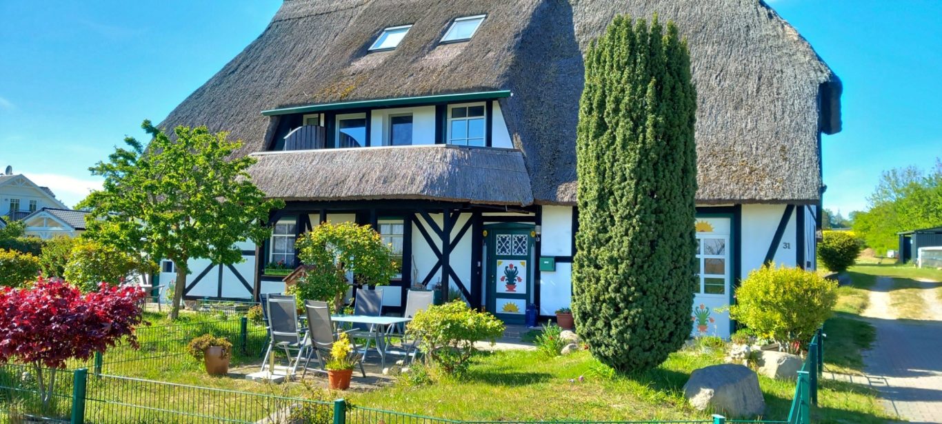 Middelhagen - stilvolles Reetdachhaus - Ostseebad Mönchgut Ferienhaus mit schmuckvoller Eingangstür in Middelhagen auf Rügen